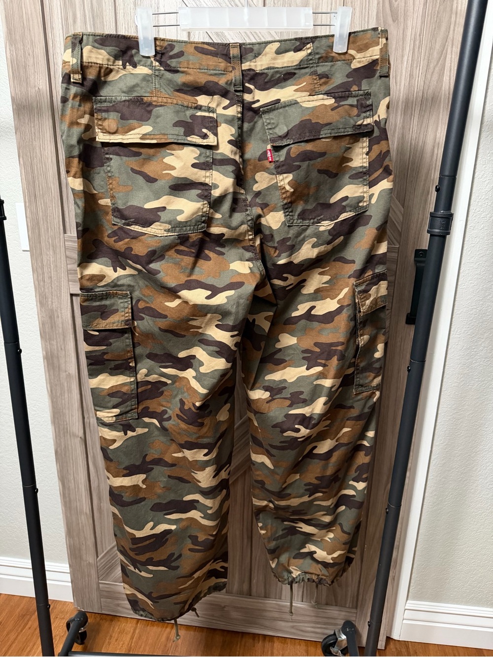 Women’s Levi’s ’94 Baggy Camo Cargo Pants Size 32 NWOT